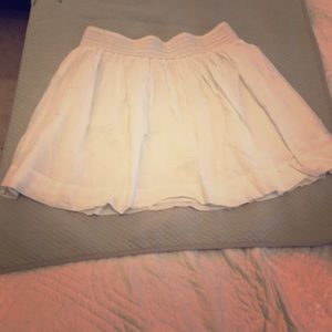 Banana white cotton skirt. Light and flirty.